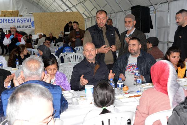 Bakan Soylu, depremzedelerle iftar yaptı
