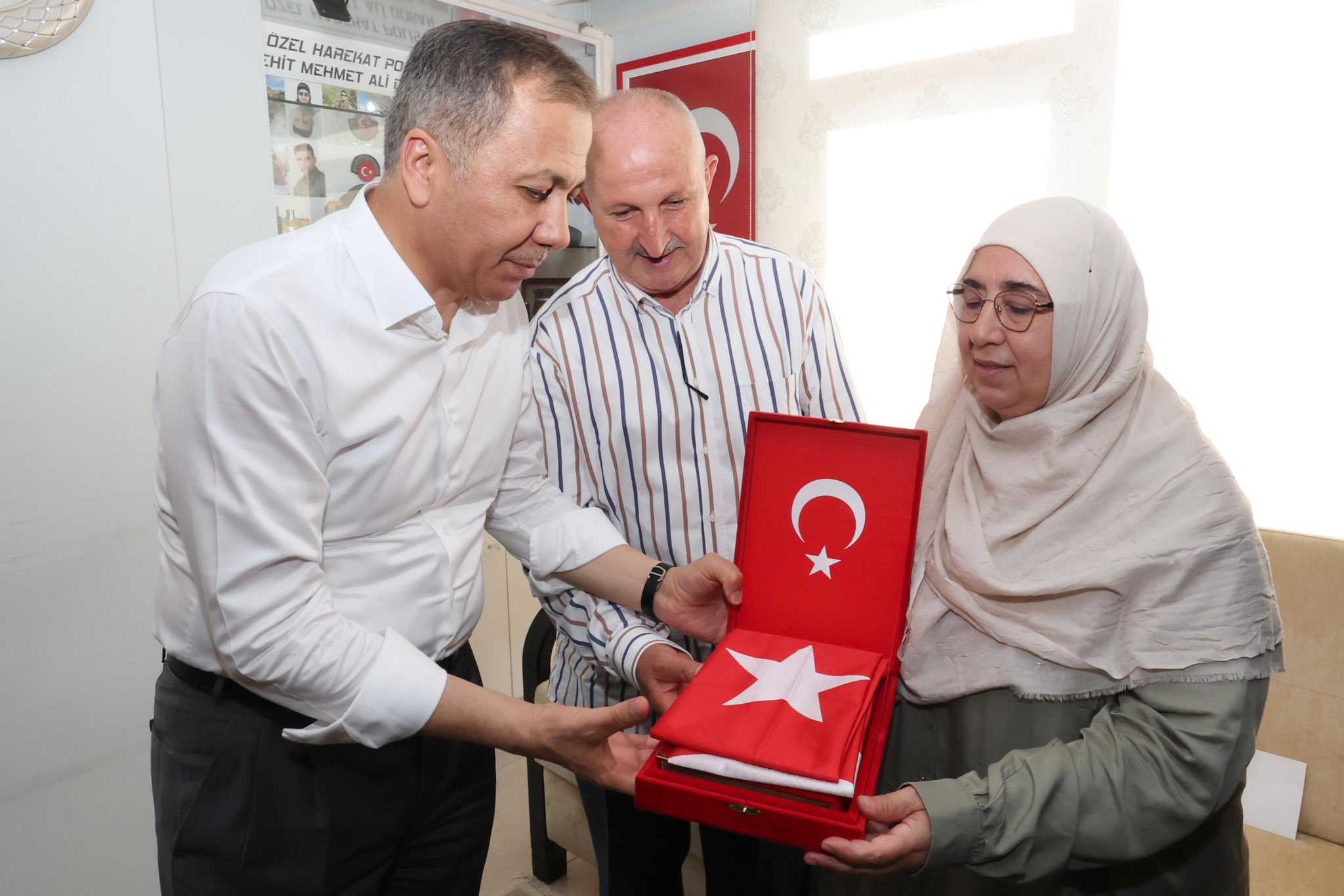 Bakan Yerlikaya dan şehit ailesine ziyaret