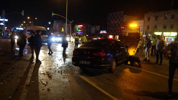 Otomobille gece kulübüne daldı