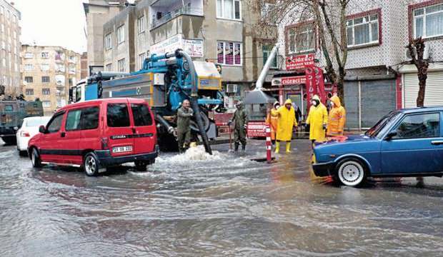 İstanbul da sel ve dolu hayatı felç etti