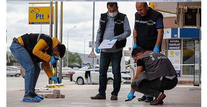 Yine kadın cinayeti! Sokak ortasında eşini öldürdü