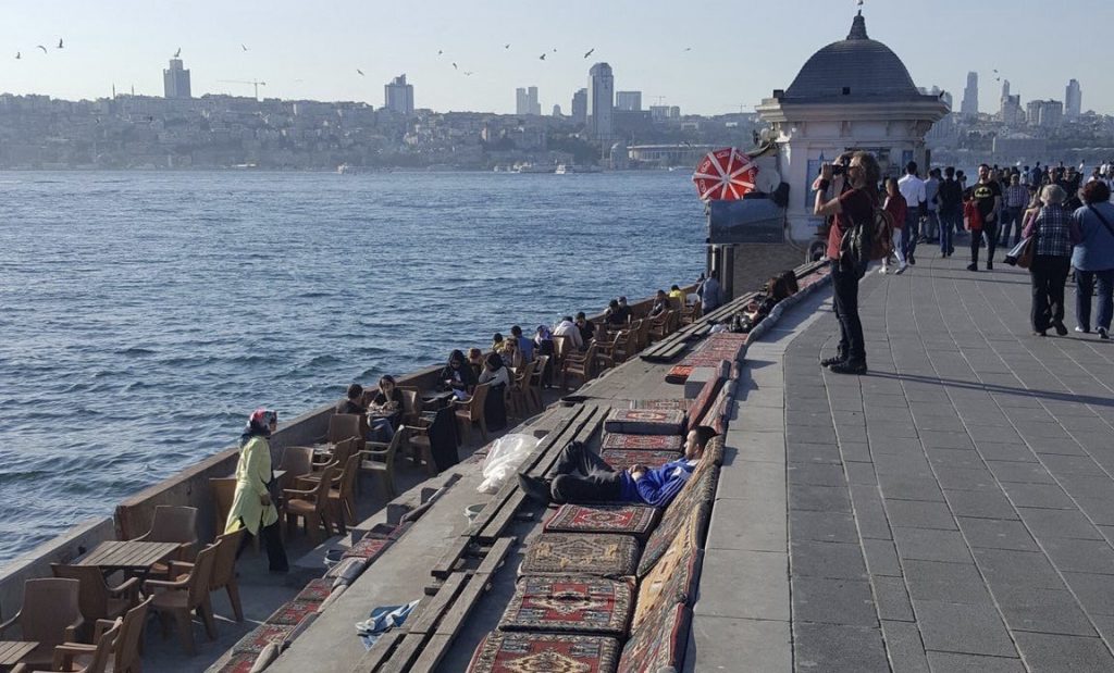 Üsküdar sahilinde çekirdek yasağı