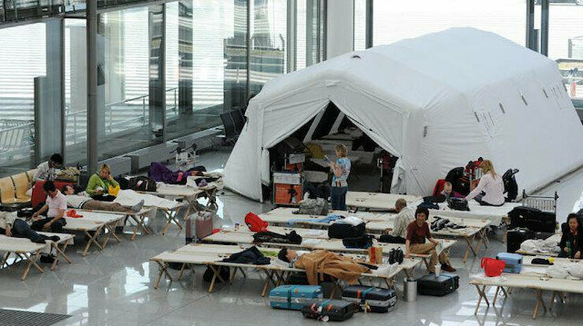 Havaalanının ortasına çadır kurdular