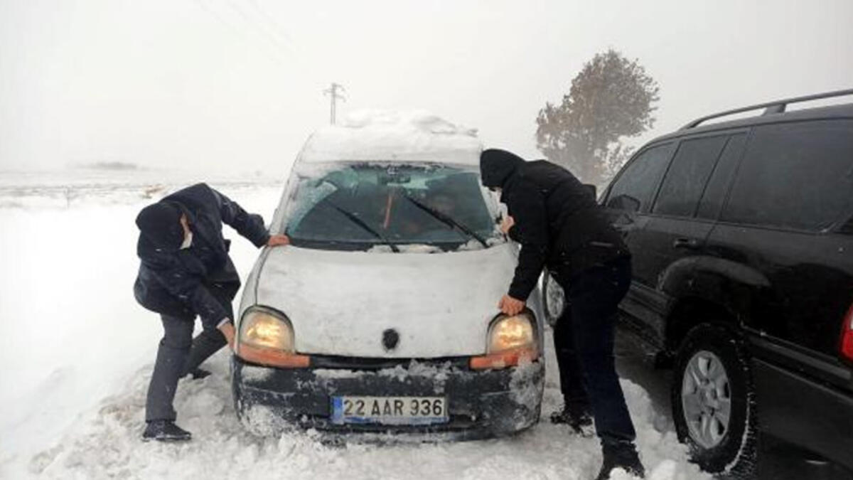 Araç kara saplandı! Vali yardıma koştu