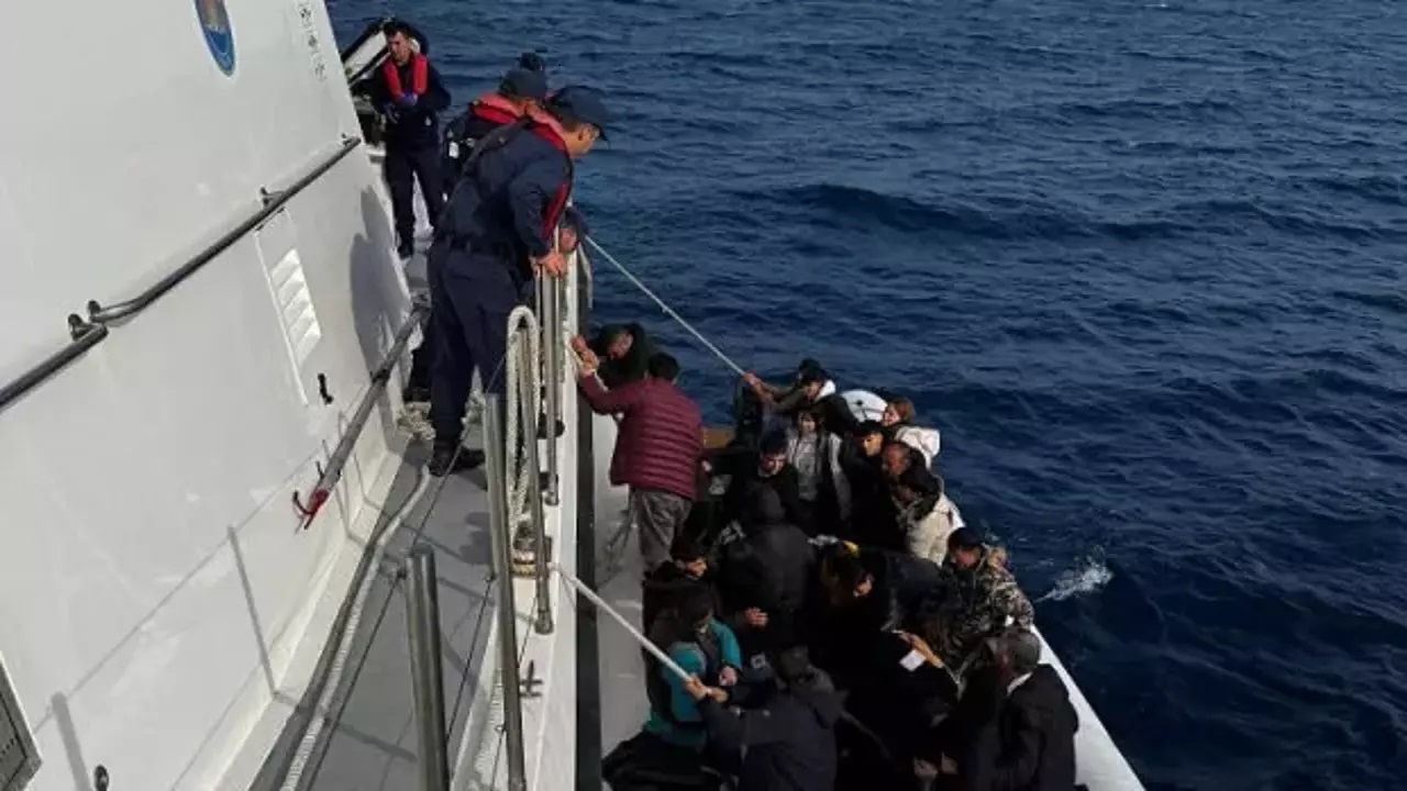 64 düzensiz göçmen kurtarıldı
