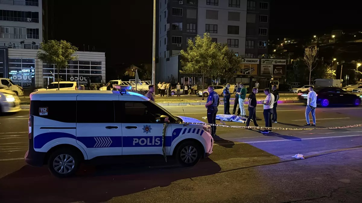 Akıl almaz kaza! Önce kamyonet sonra otomobil çarptı