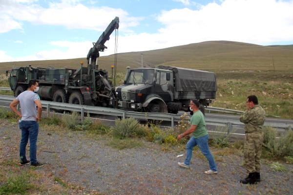 Askeri araç kaza yaptı