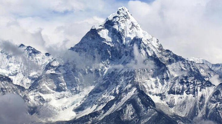 Everest e tırmanan iki dağcı hayatını kaybetti