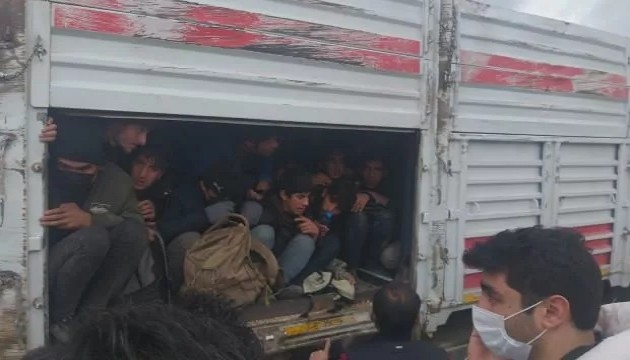 114 kaçak göçmen TIR'da bulundu