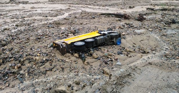 Şantiyeyi sel bastı! İş makineleri sürüklendi