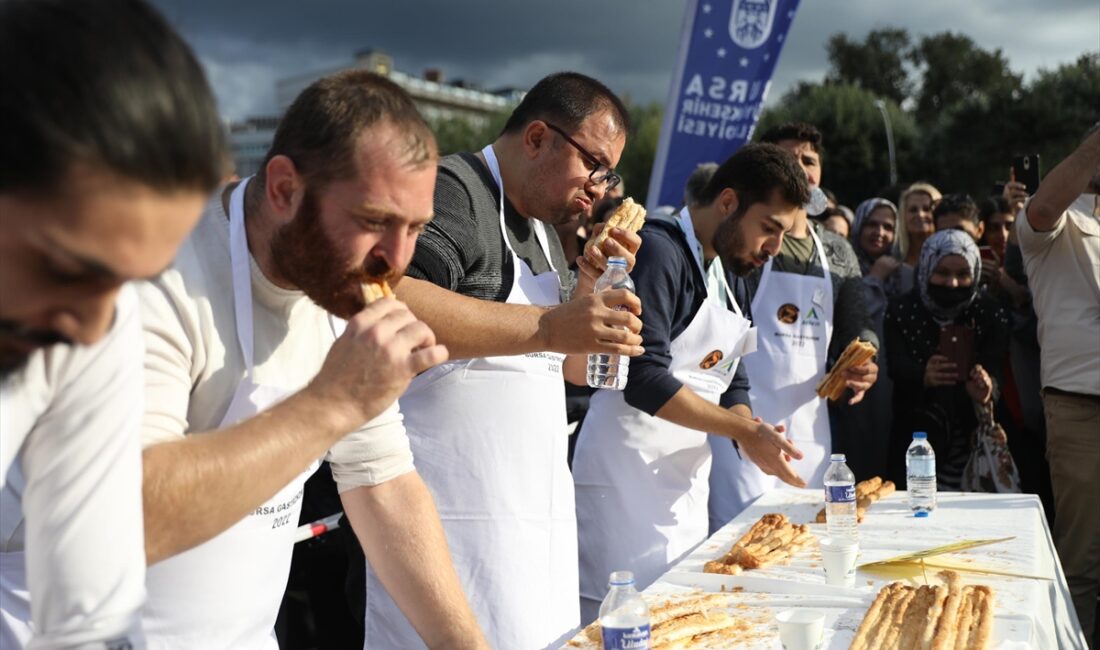 Ödül için metrelerce börek yediler