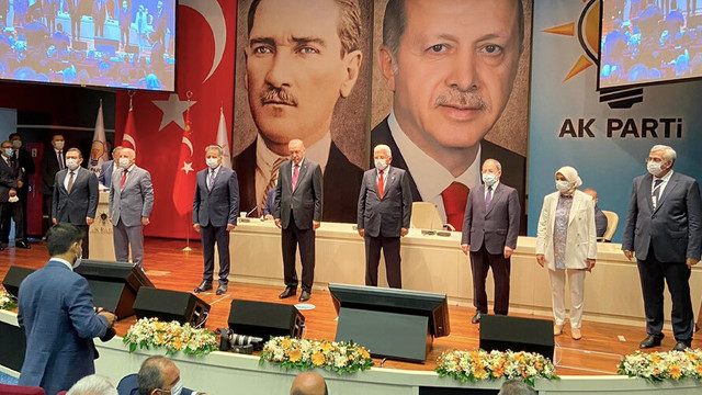 AK Parti ye 8 belediye başkanı katıldı