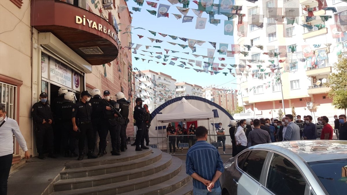 HDP ilçe eş başkanları gözaltına alındı