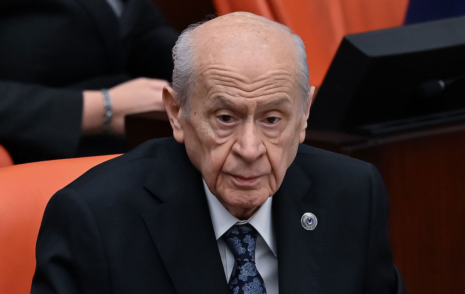 Bahçeli nin rozeti ve yüzüğü dikkat çekti