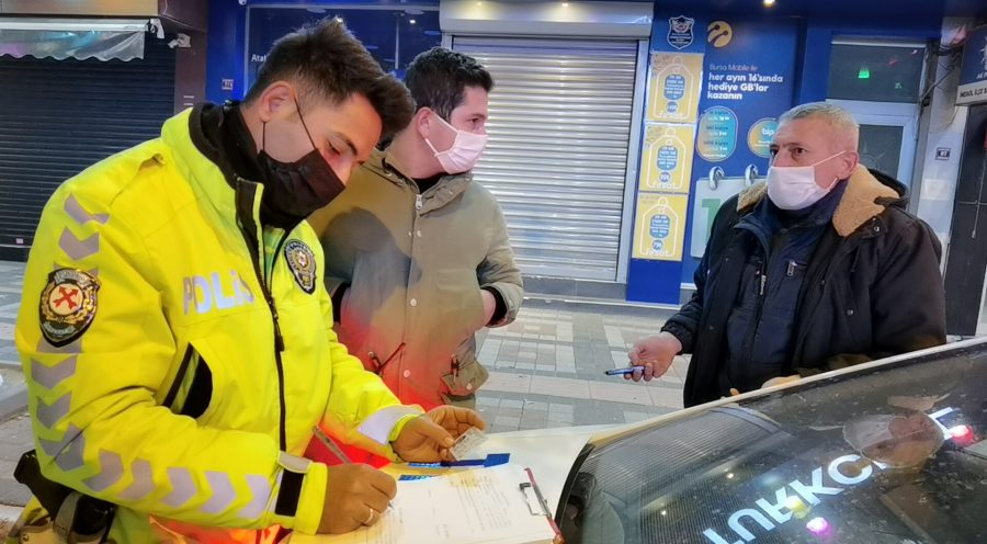 Ceza yazan polisi tehdit etti: Boş adam değilim!