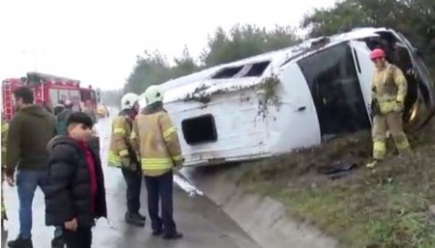 Eyüpsultan'da minibüs devrildi