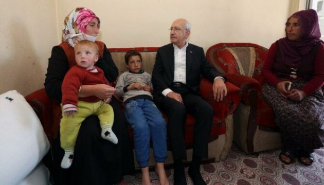 Kılıçdaroğlu'ndan elektriği kesilen aileye ziyaret