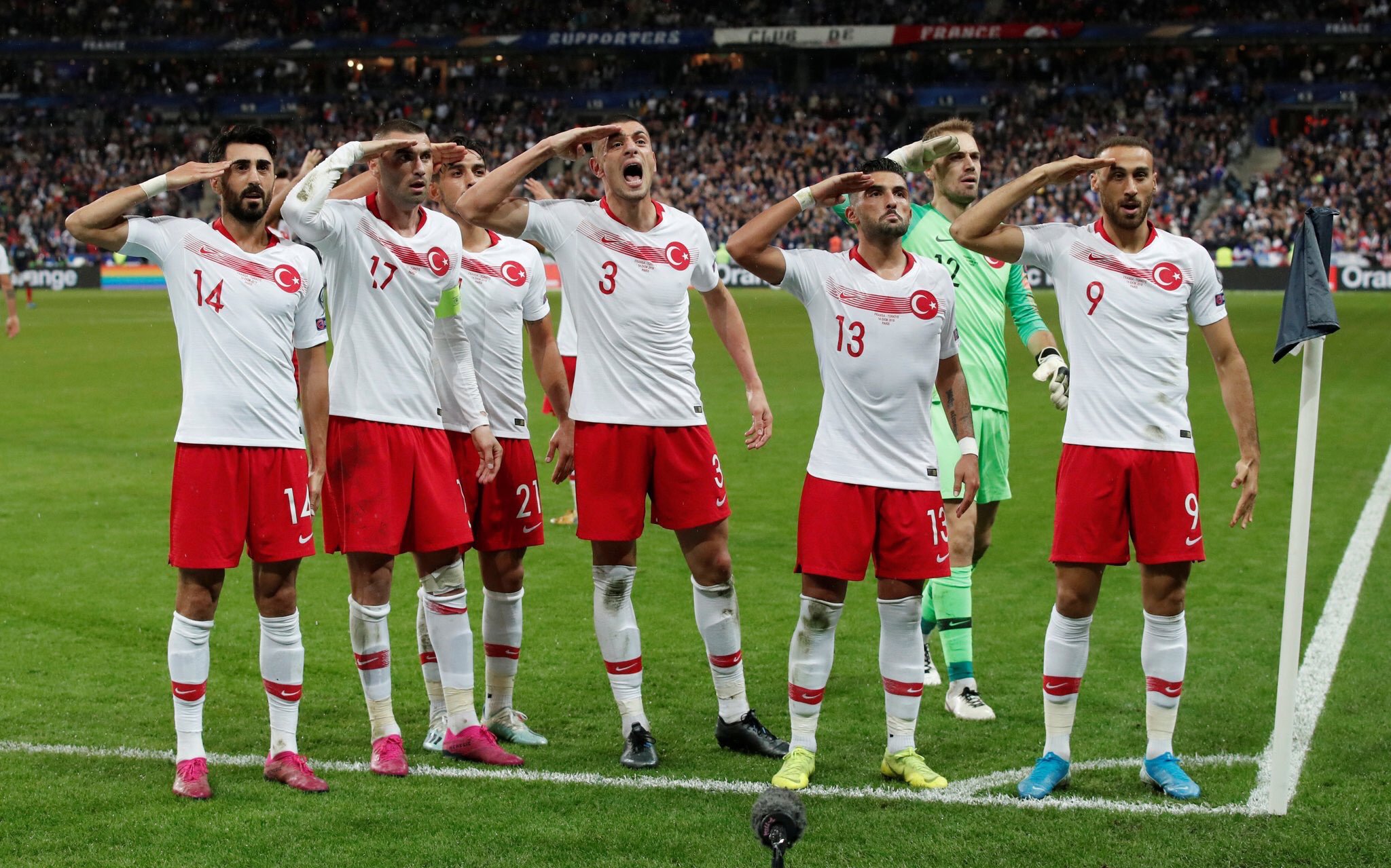 Merih Demiral dan alkış toplayan hareket