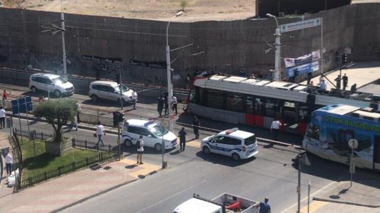 Feci kaza! Tramvayla otomobil çarpıştı