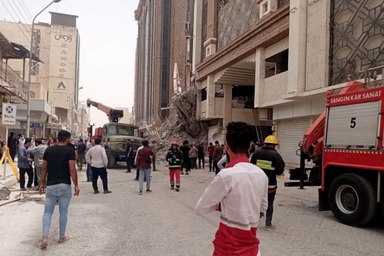 İran da 10 katlı bina çöktü: En az 4 ölü, 80 kişi enkazda mahsur