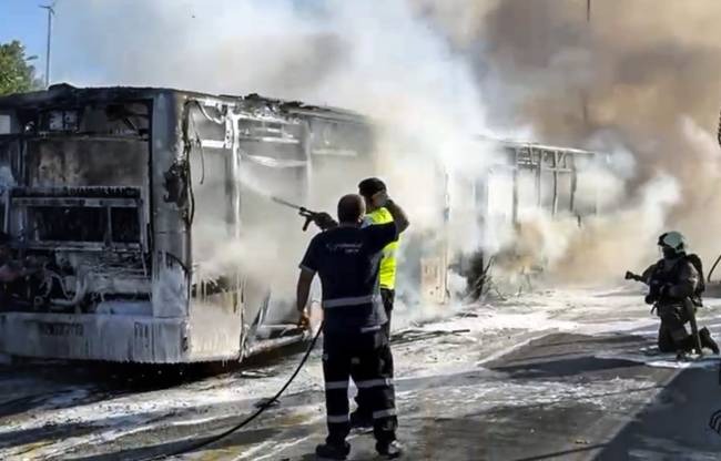 Bahçelievler de metrobüste yangın!