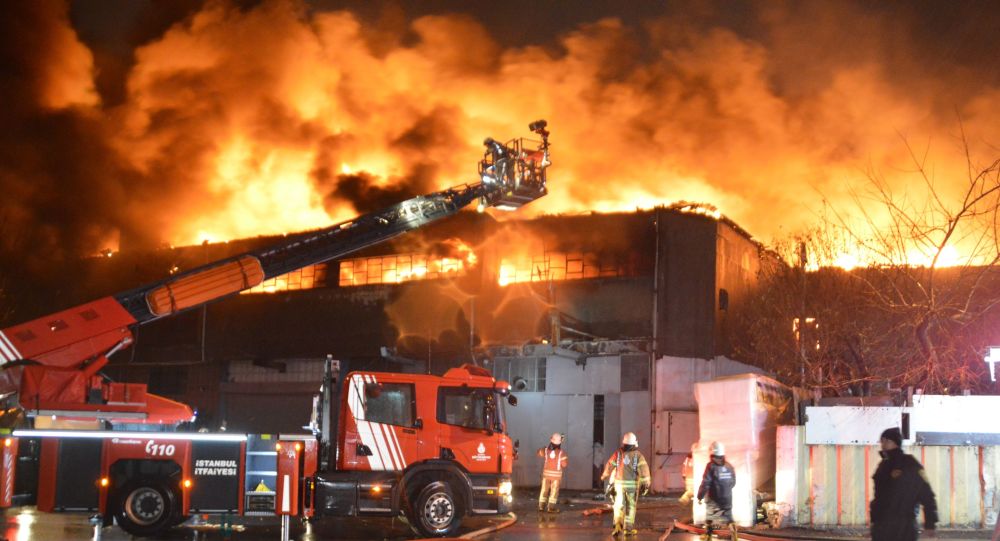 Zeytiburnu nda dokuma fabrikası alev alev yandı