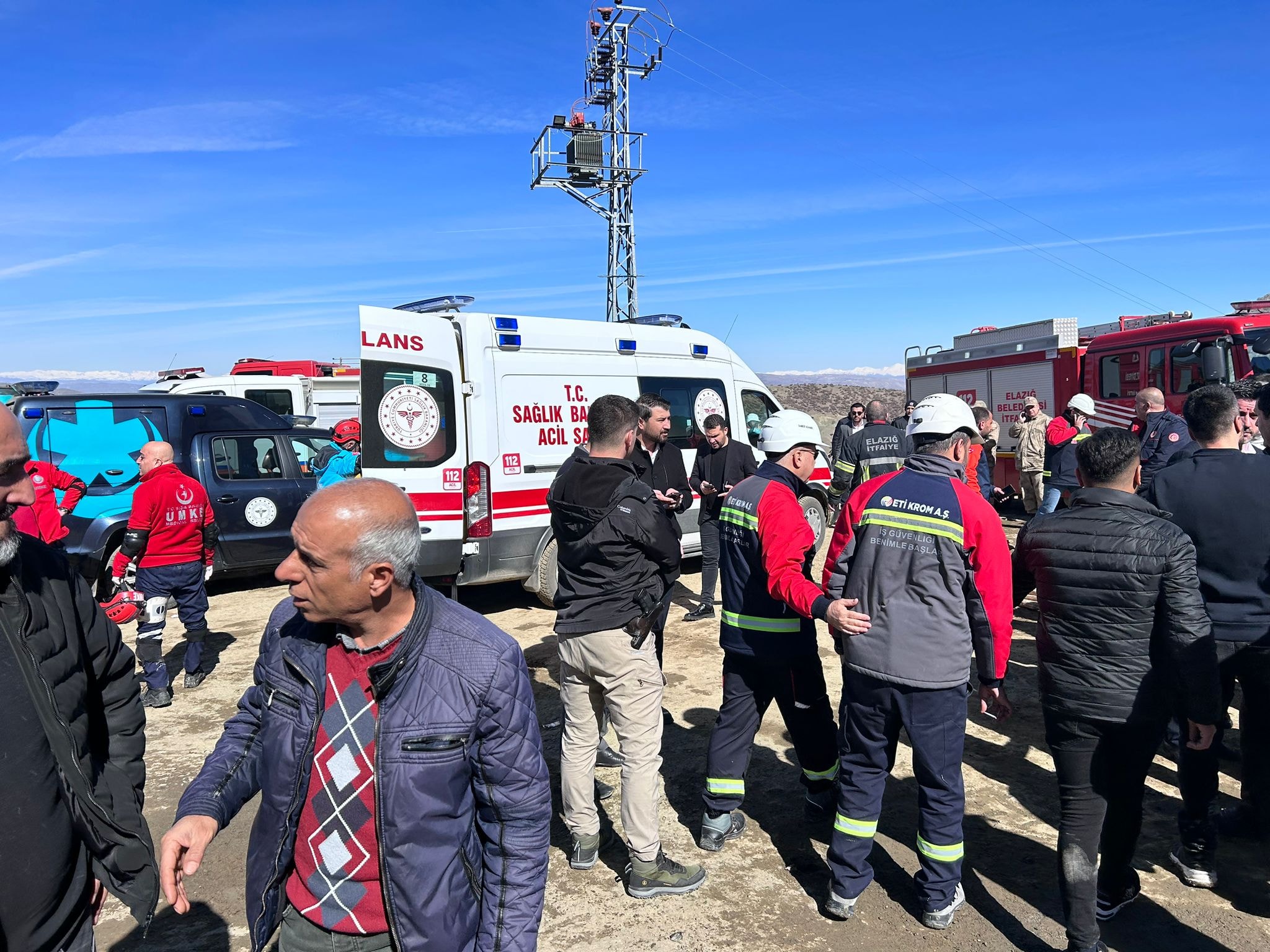 Elazığ da göçük altında kalan işçiler kurtarıldı