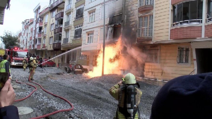 Esenyurt ta alevler metrelerce yükseldi