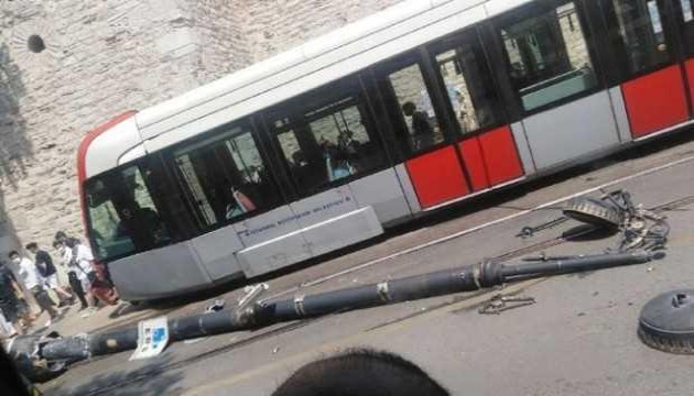 Korkunç kaza: Tramvay raydan çıktı!