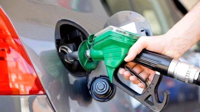 Petrol fiyatı düşüşe geçti