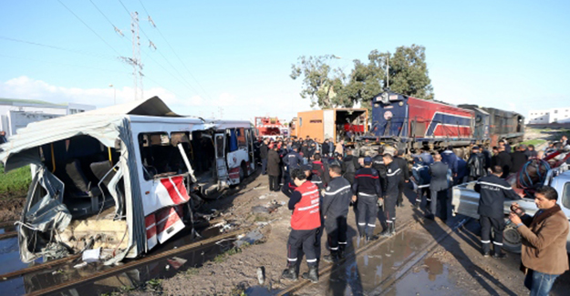 Tren ve otobüs çarpıştı: 18 ölü