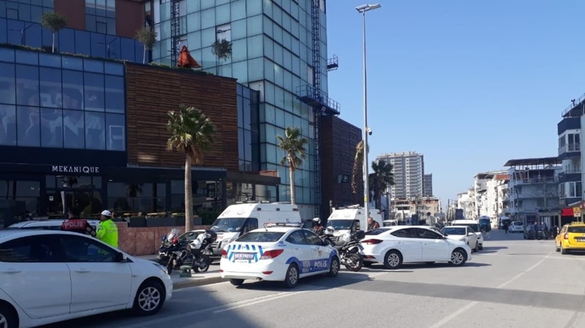 İzmir de AVM ye silahlı saldırı
