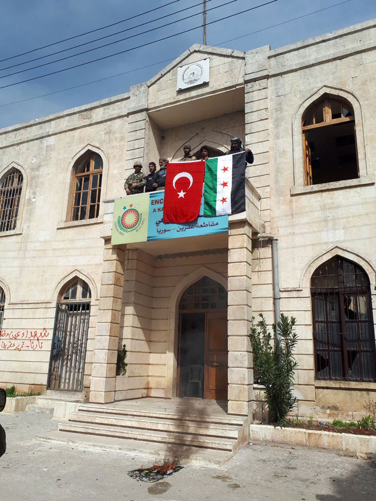 Afrin merkeze Türk  bayrağı asıldı!
