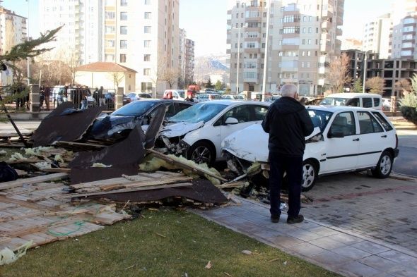 Çatılar uçtu okullar tatil oldu