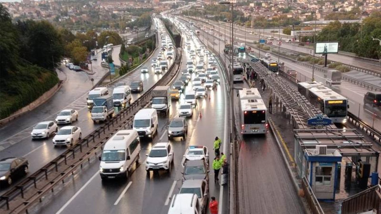 Yola çıkacaklar dikkat! Trafik kilitlendi
