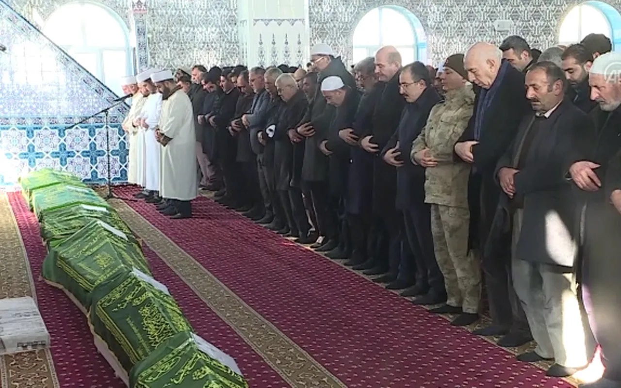 Bakan Soylu, depremde ölenlerin cenaze namazına katıldı