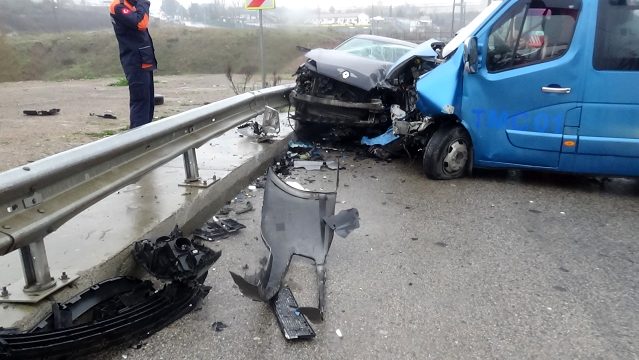 Sancaktepe de kaza: Minibüs ile otomobil çarpıştı