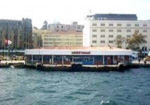 Eminönü İskelesi nde facia! Bebek denize düştü!