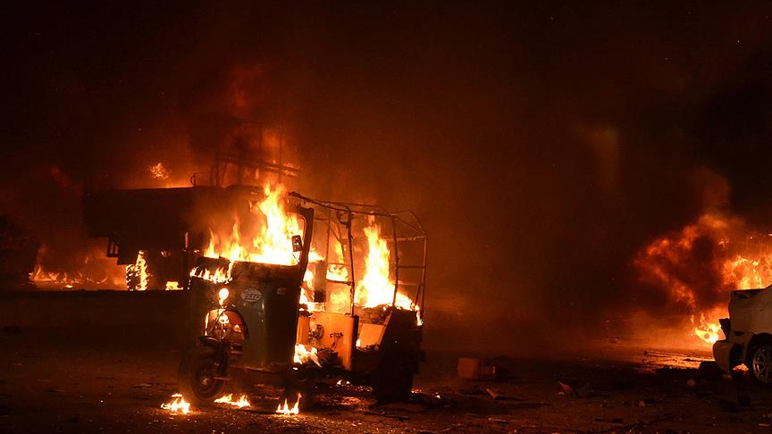 Pakistan da askeri araca bombalı saldırı
