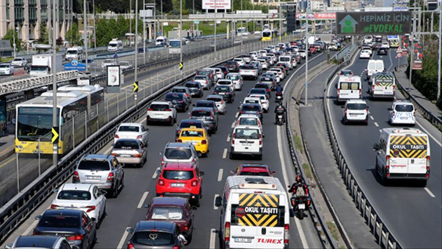 Yola çıkacaklar dikkat! Trafik kilitlendi