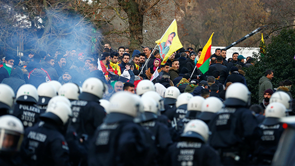 Yasadışı PKK gösterisini polis engelledi
