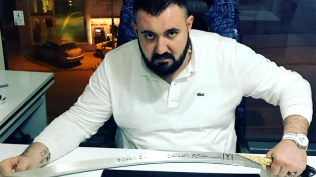 Cinayet işlemeyen adama sütyen giydirdiler
