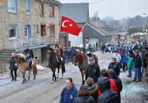 Belçika nın  Türk köyü nde karnaval coşkusu!