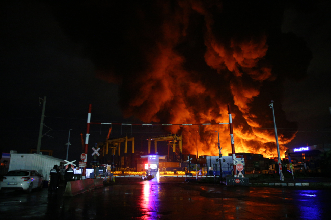 İskenderun Limanı nda çıkan yangın devam ediyor