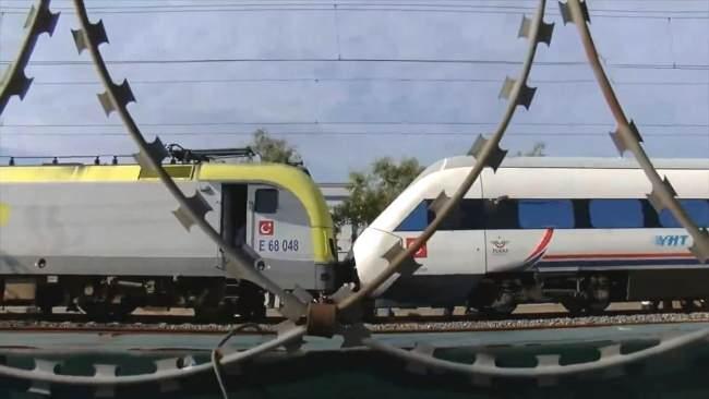 Feci kaza: İki tren kafa kafaya geldi
