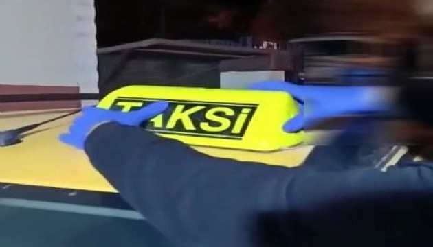 Taksinin tepe lambasında eroin pazarladılar