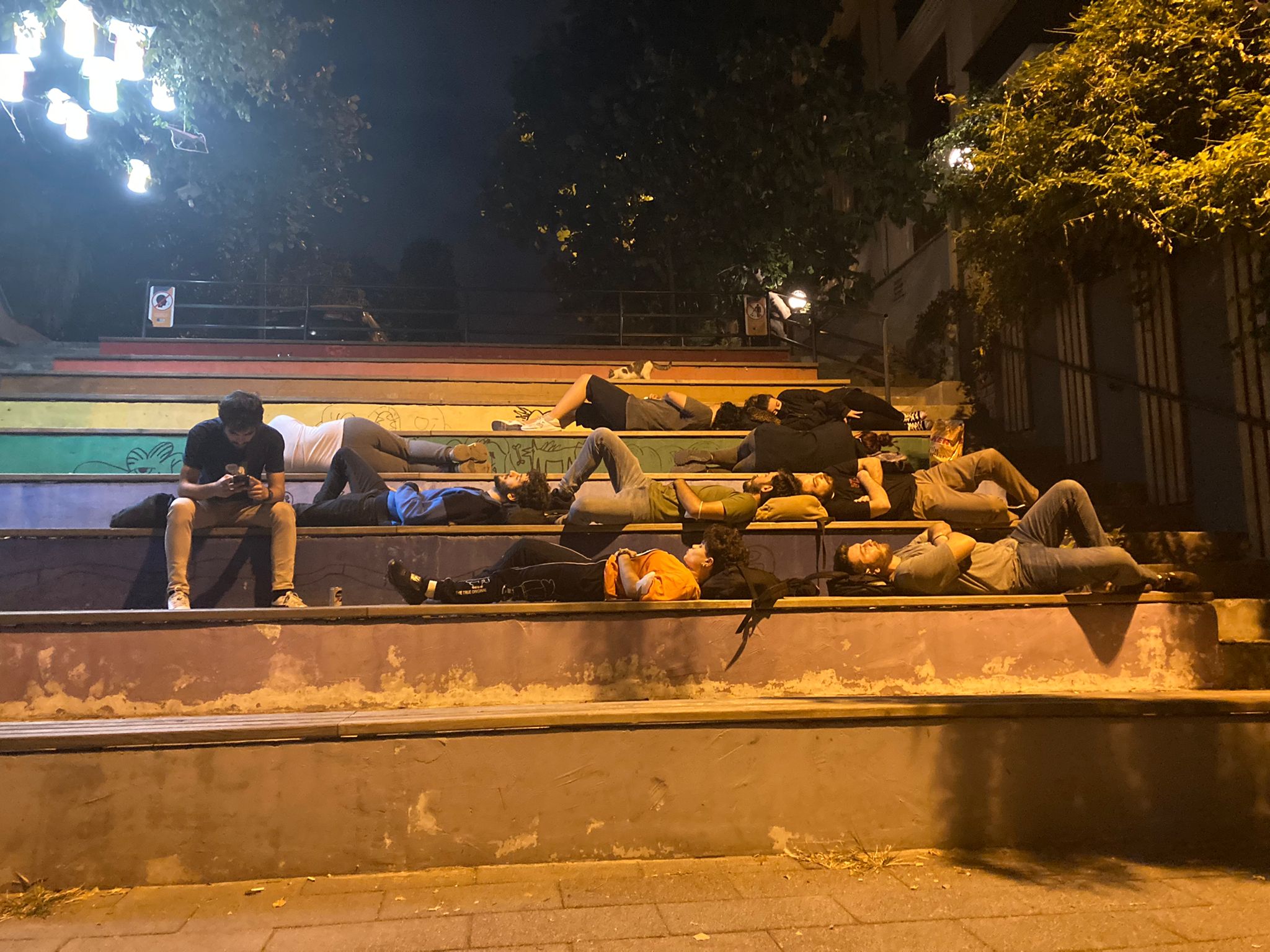 Öğrenciler geceyi sokakta geçirdi: Barınamıyoruz!