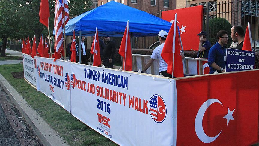 Türkler büyükelçilik önünde nöbette