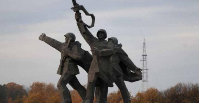 AB ülkesinde  Sovyet anıtı  krizi