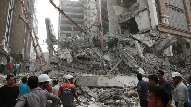 İran da çöken binada ölü sayısı 14 e yükseldi